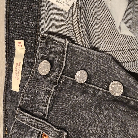 🌬️Levi's Wedgie Skinny Stretch Jeans in Grey - Picture 8 of 16